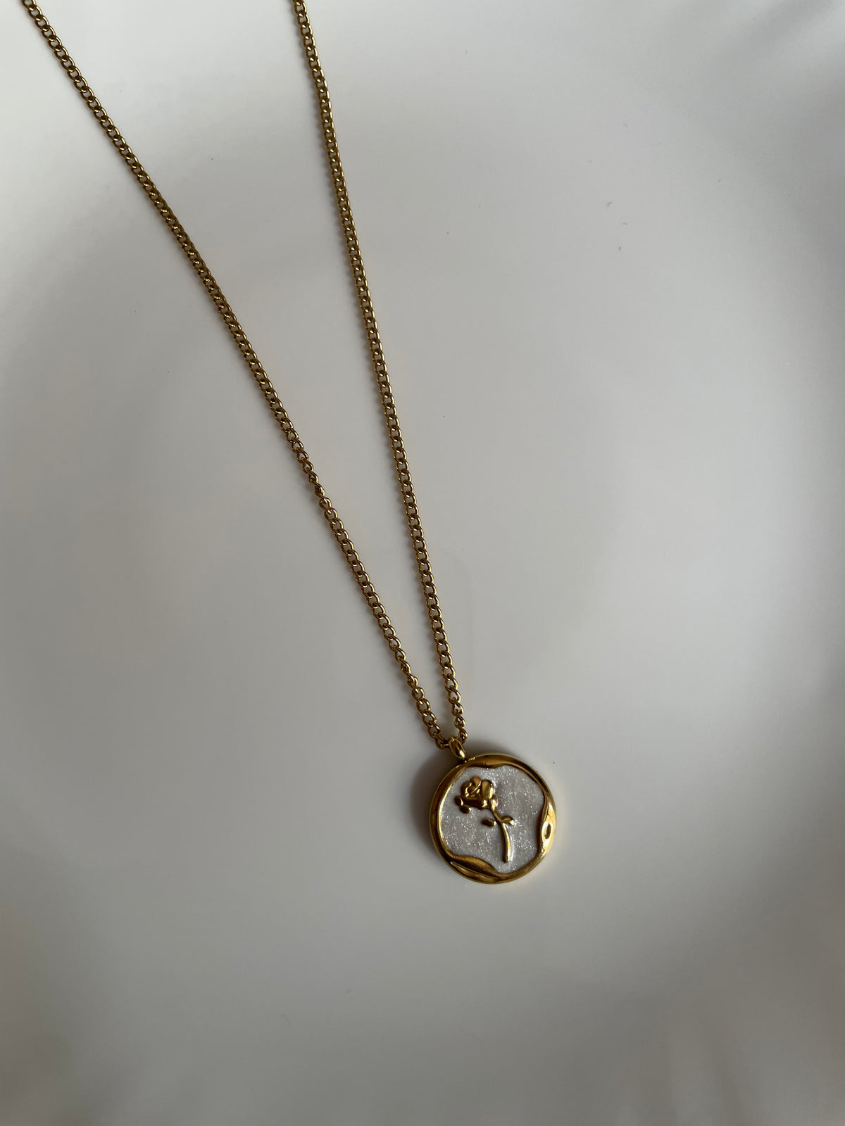 White Rose Round Necklace