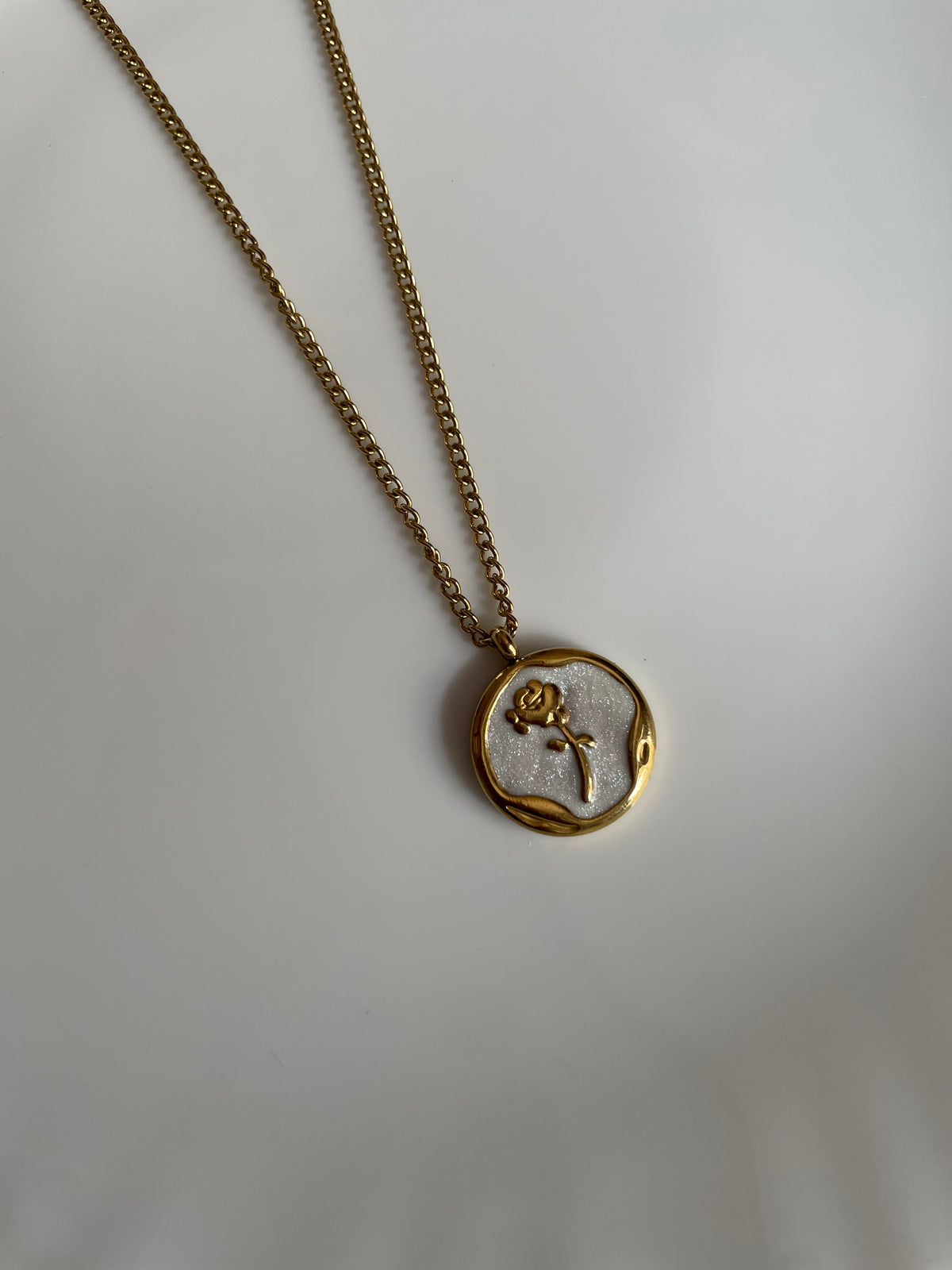 White Rose Round Necklace