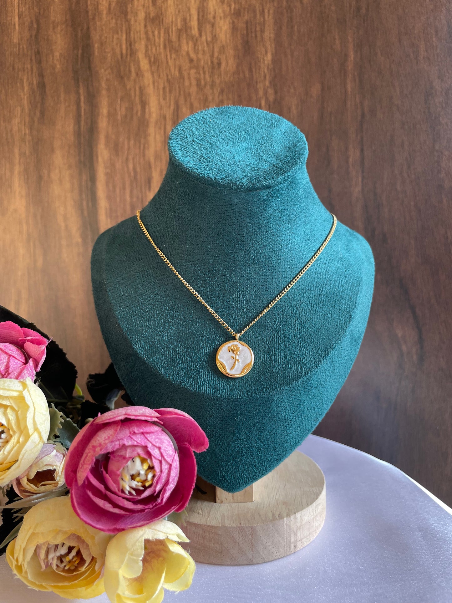 White Rose Round Necklace