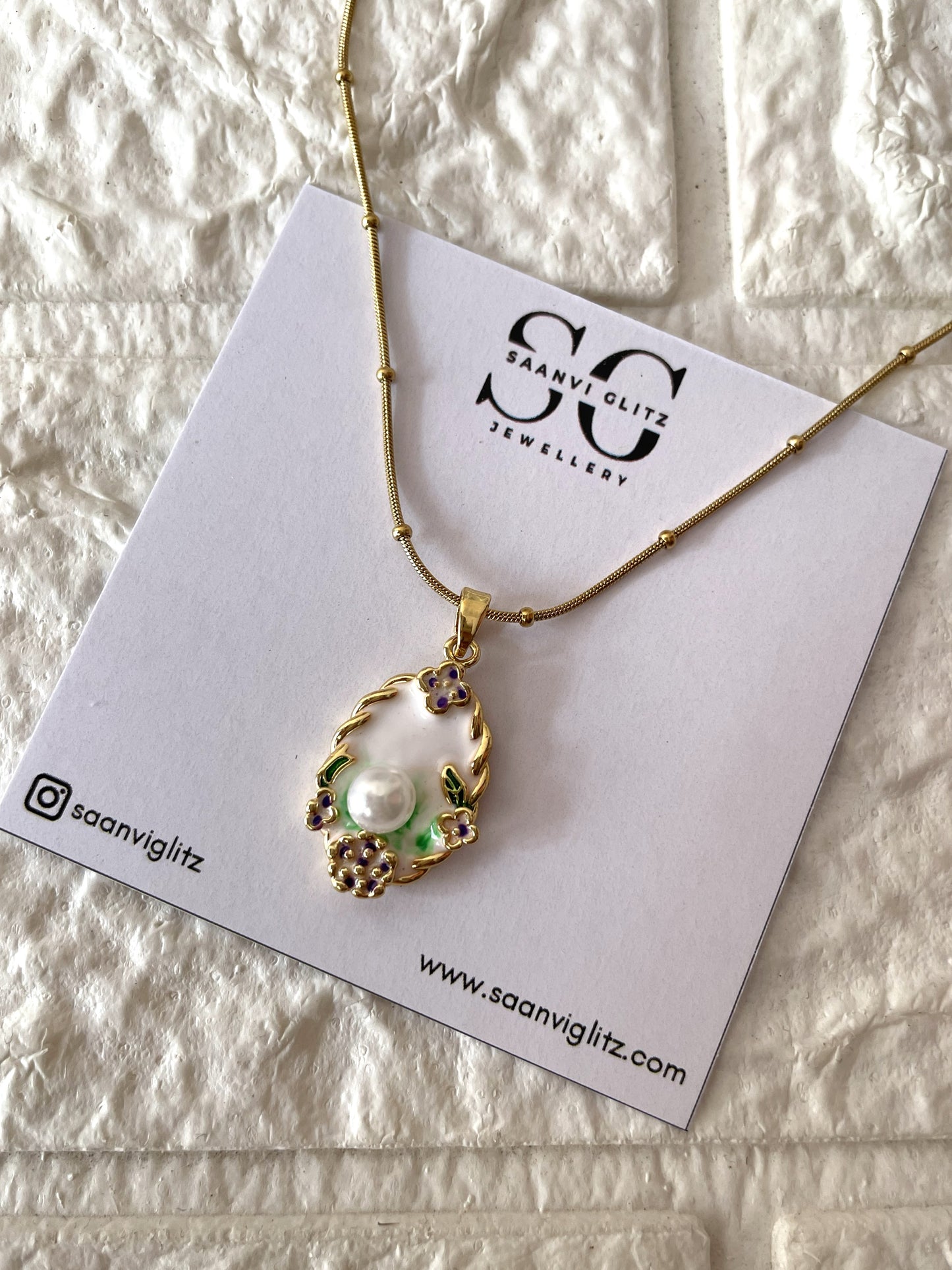 Vintage Pearl Wreath Necklace-White