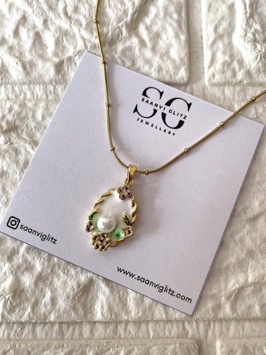 Vintage Pearl Wreath Necklace-White